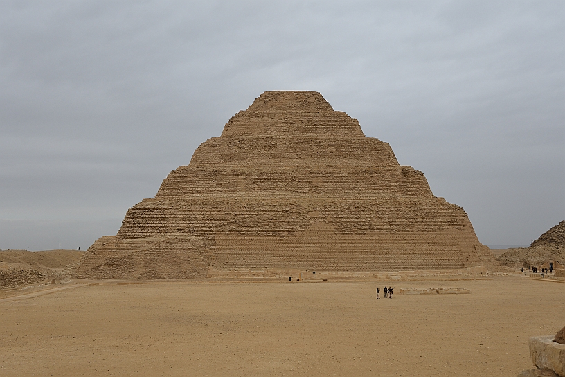 30 MAK_6889.jpg - 30 La piramide nasce su una “mastaba” che era una sepoltura utilizzata durante le prime fasi della civiltà egizia quadrata che copriva un pozzo verticale profondo 28 metri.